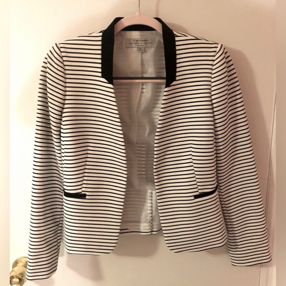 🆕 NWOT TAHARI Black and White Stripe Blazer. Size 0 Petite
